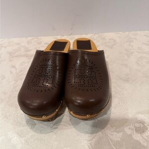 Tory Burch Leather Lasercut Accents
Mules - Brown Pumps, Shoes size 6 1/2